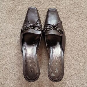 GEORGE brown heels w bronze chain and cute bow tie sz 7